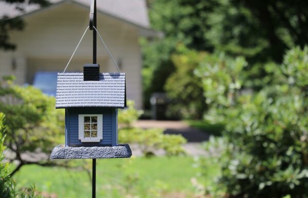 Stangen für Futterhäuschen im Garten